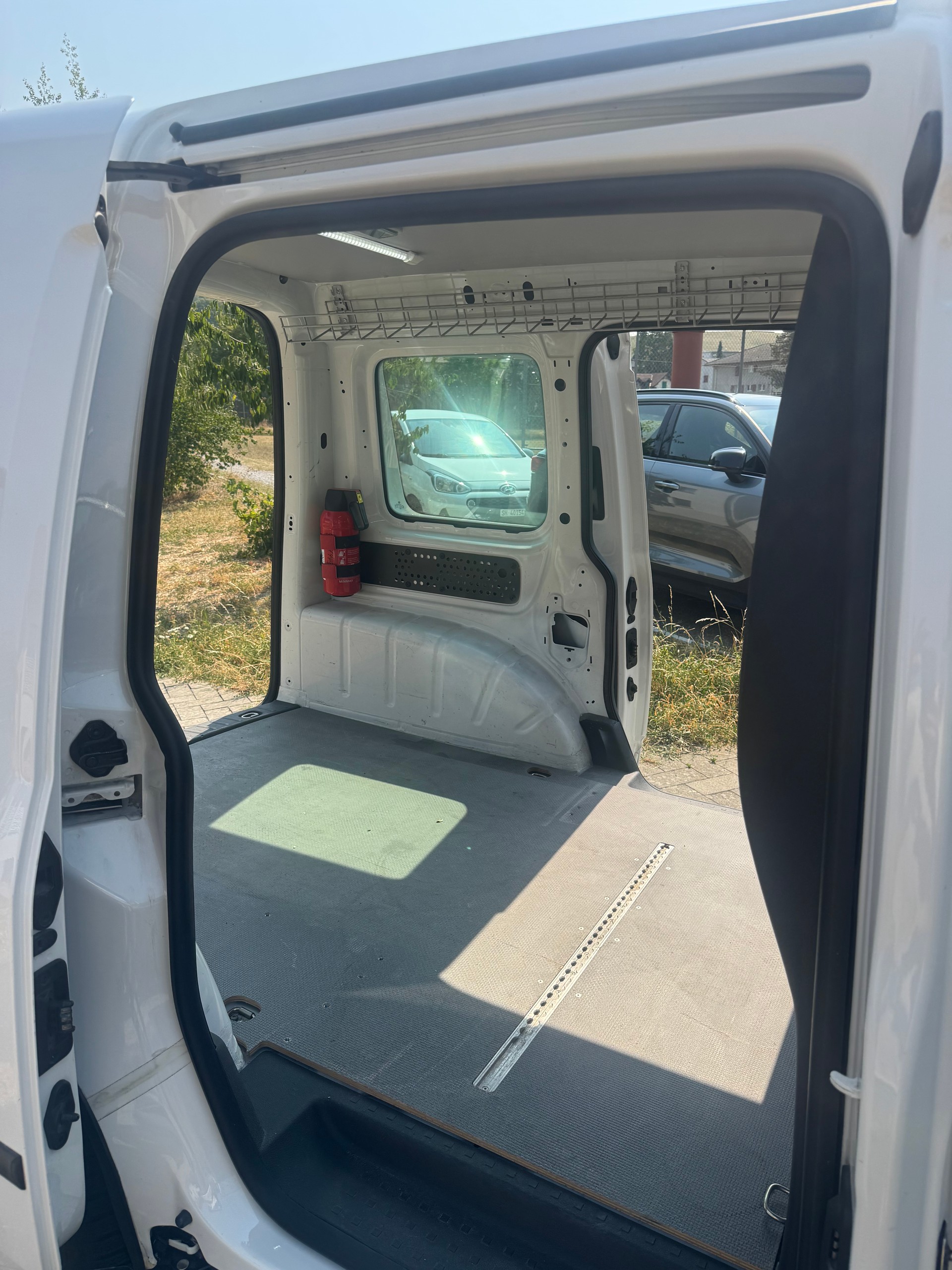 VW Caddy 1.4TGI BlueMotion Technology DSG-image-11