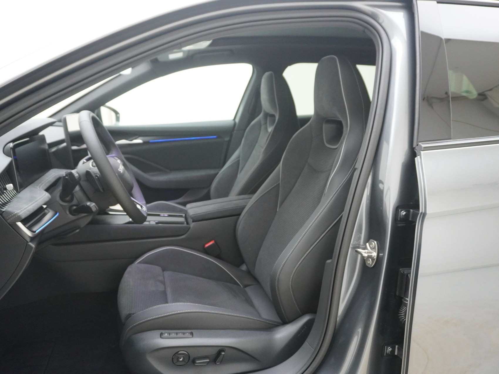 SKODA Superb 2.0 TDI Sportline 4x4 DSG-image-12