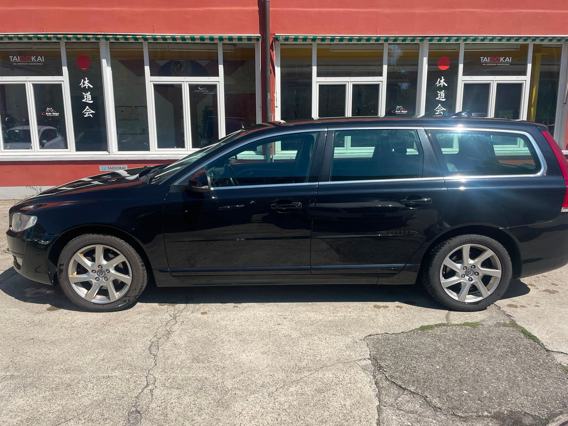 VOLVO V70-showroom-element-2
