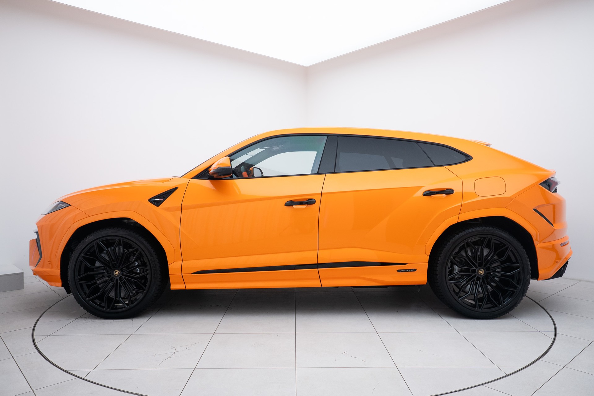 LAMBORGHINI Urus SE-showroom-element-1