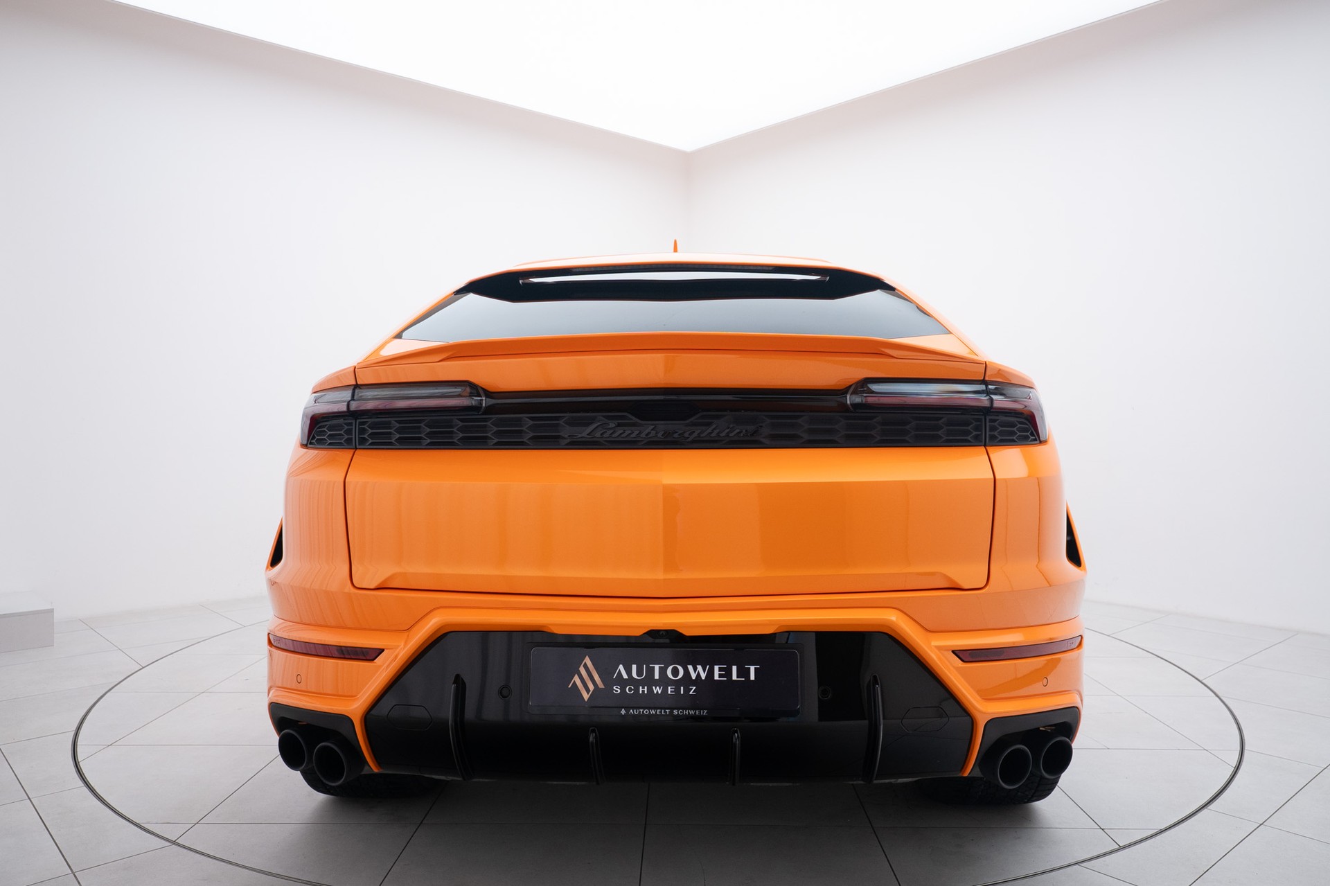 LAMBORGHINI Urus SE-showroom-element-3