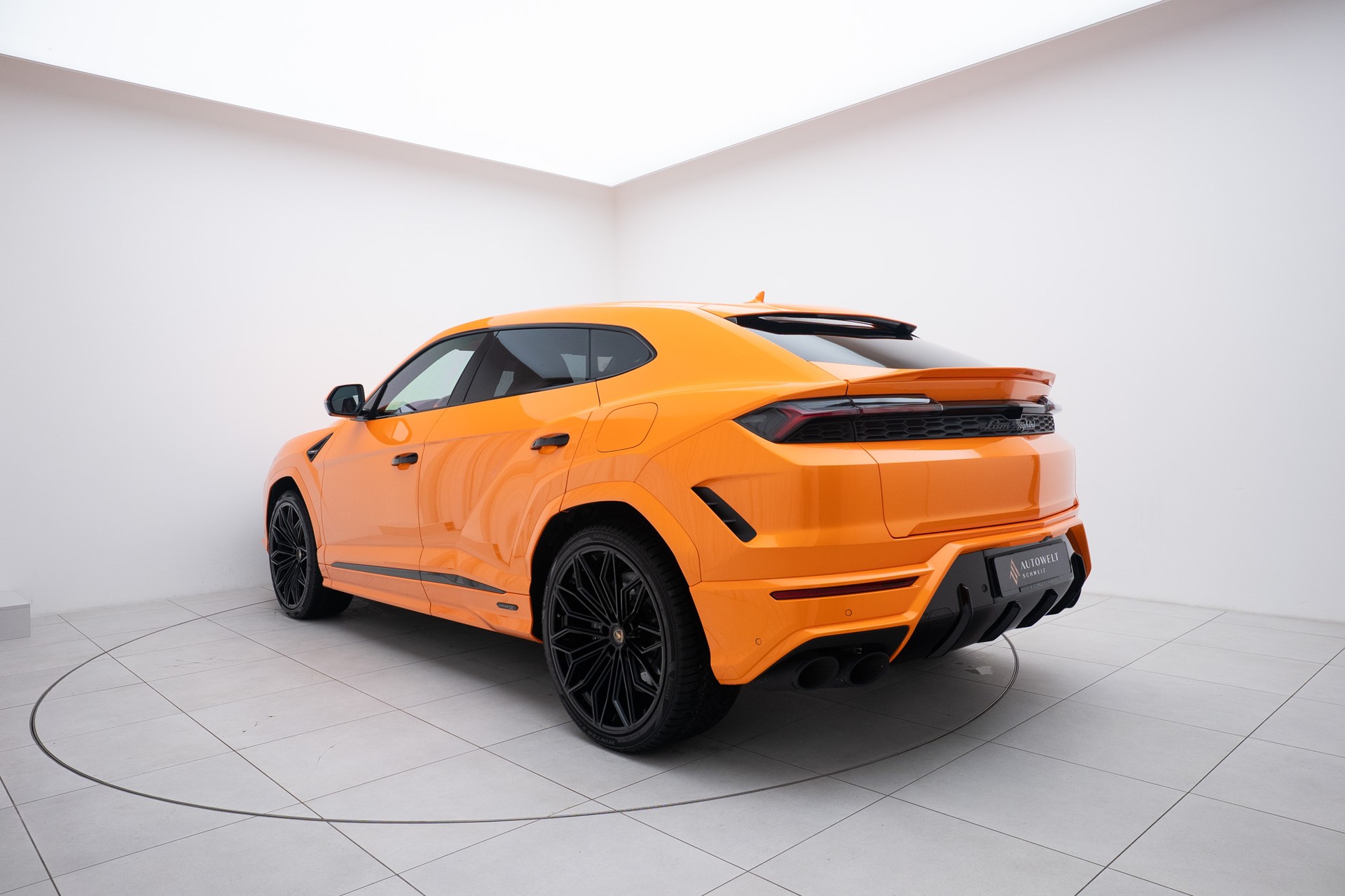 LAMBORGHINI Urus SE-showroom-element-2