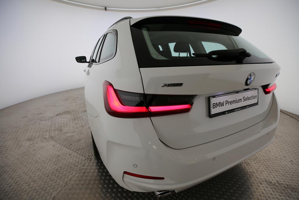 BMW 320d xDrive Touring-image-16