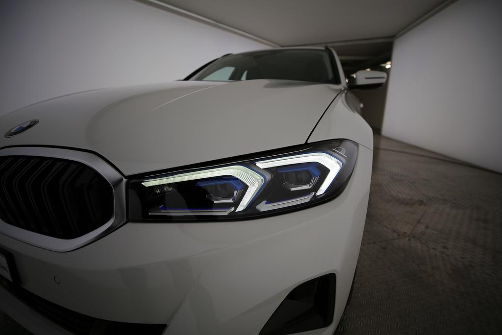 BMW 320d xDrive Touring-image-17