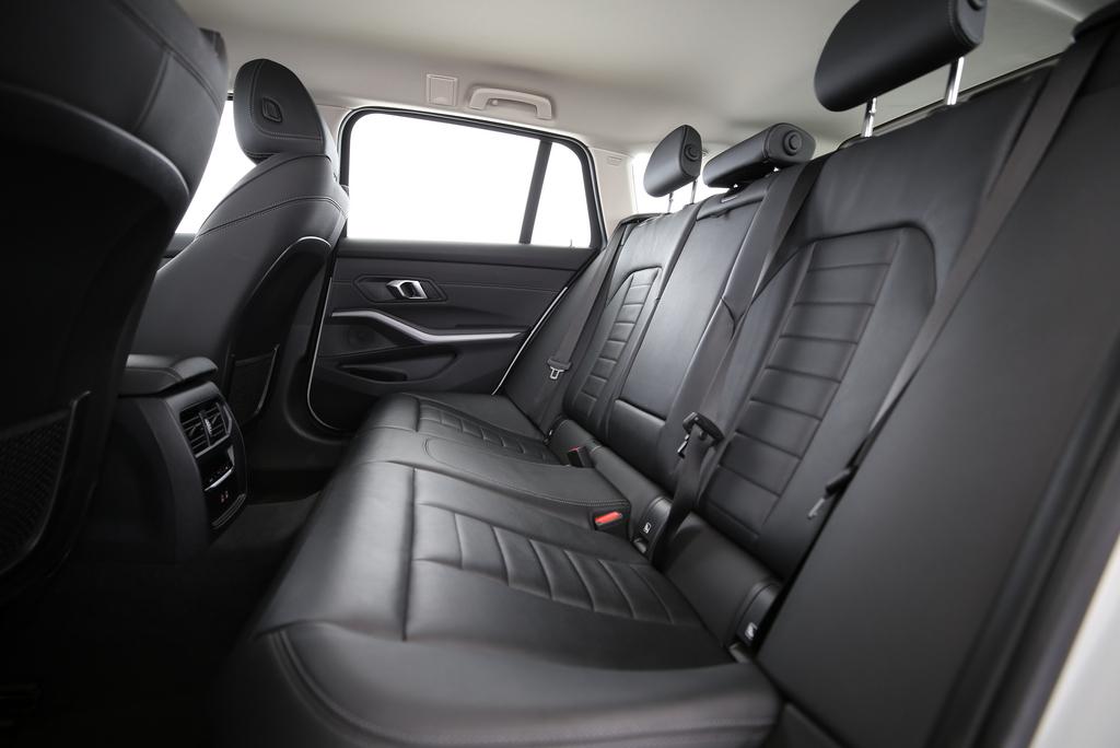 BMW 320d xDrive Touring-image-13