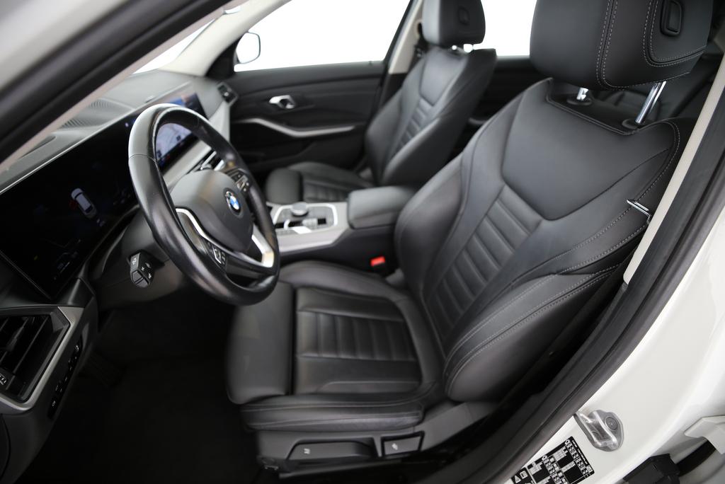 BMW 320d xDrive Touring-image-2