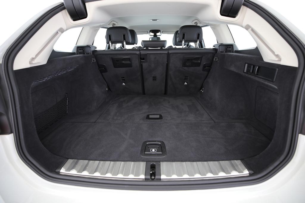 BMW 320d xDrive Touring-image-15