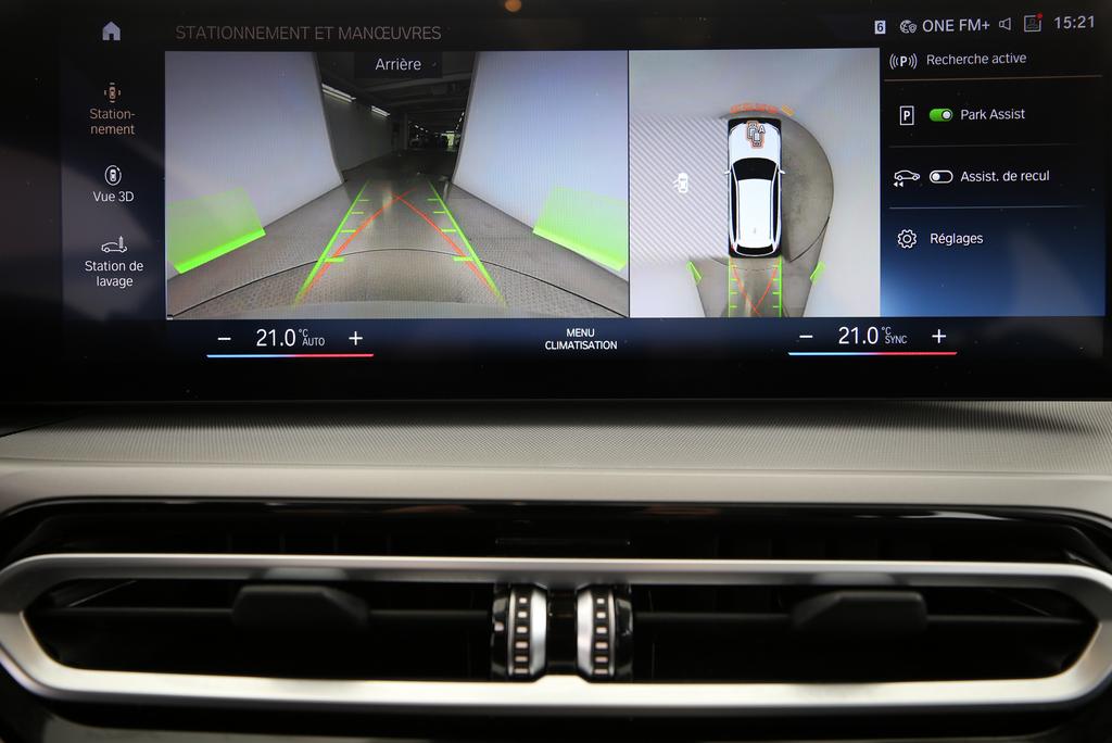 BMW 320d xDrive Touring-image-12