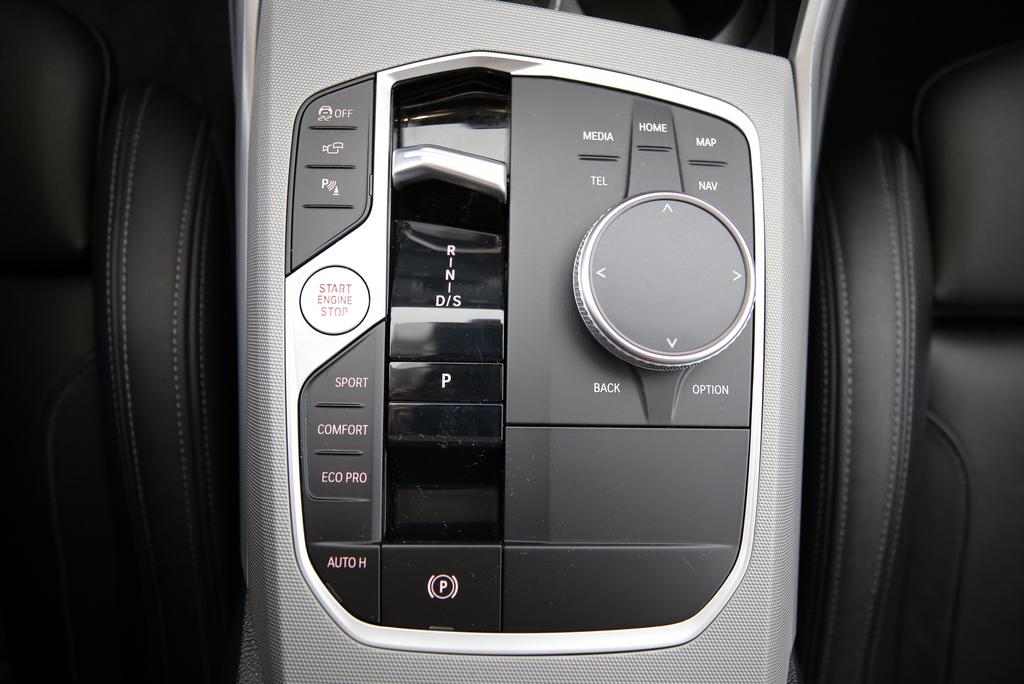 BMW 320d xDrive Touring-image-11