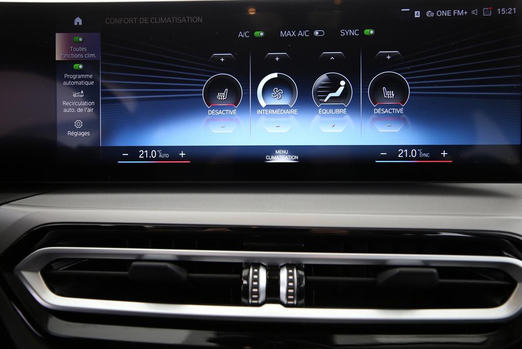 BMW 320d xDrive Touring-image-10