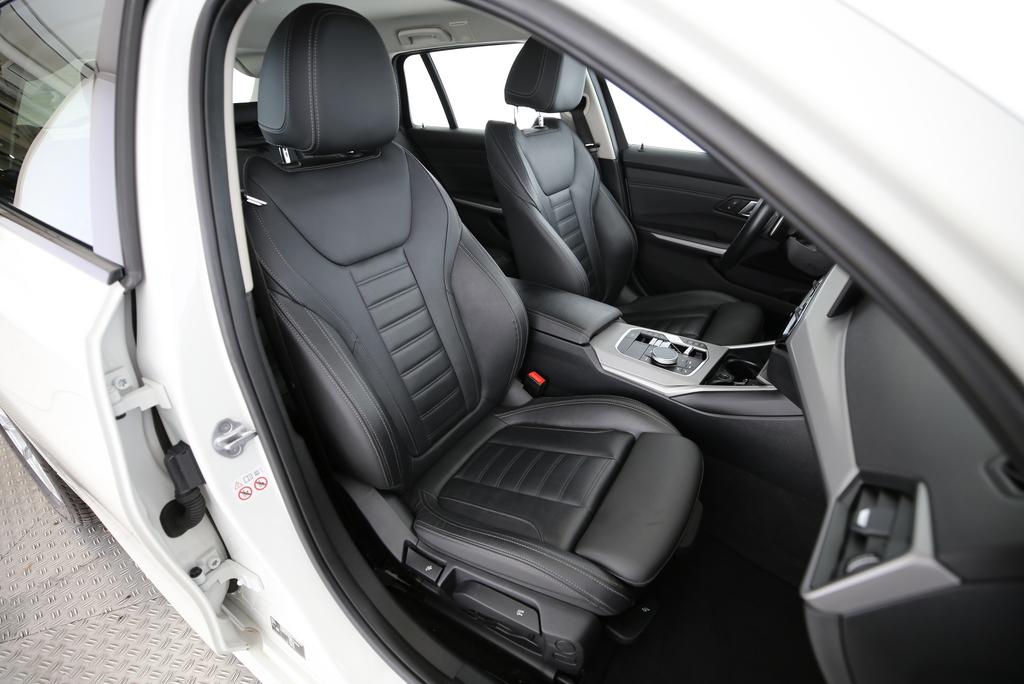 BMW 320d xDrive Touring-image-14