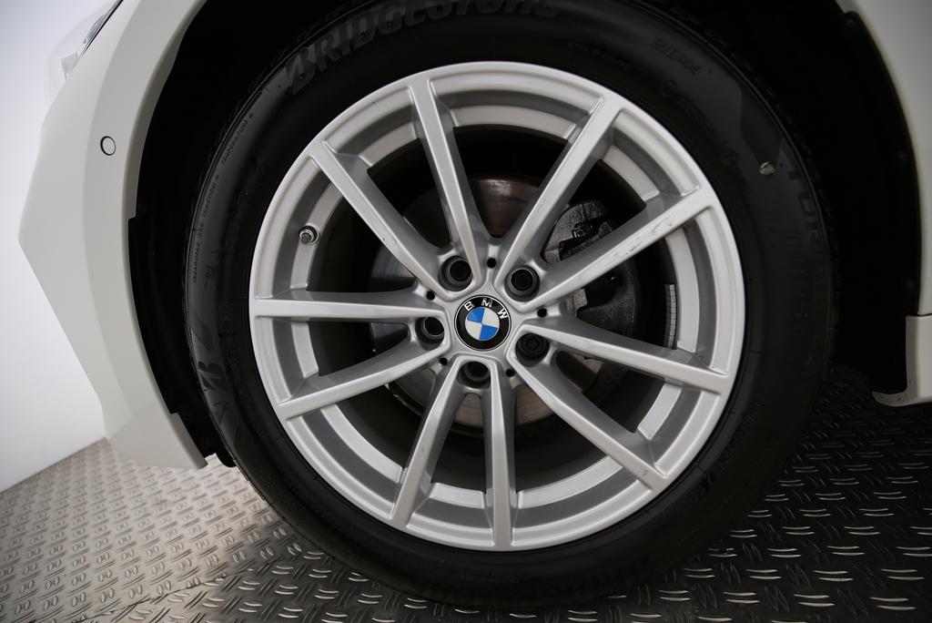 BMW 320d xDrive Touring-image-4