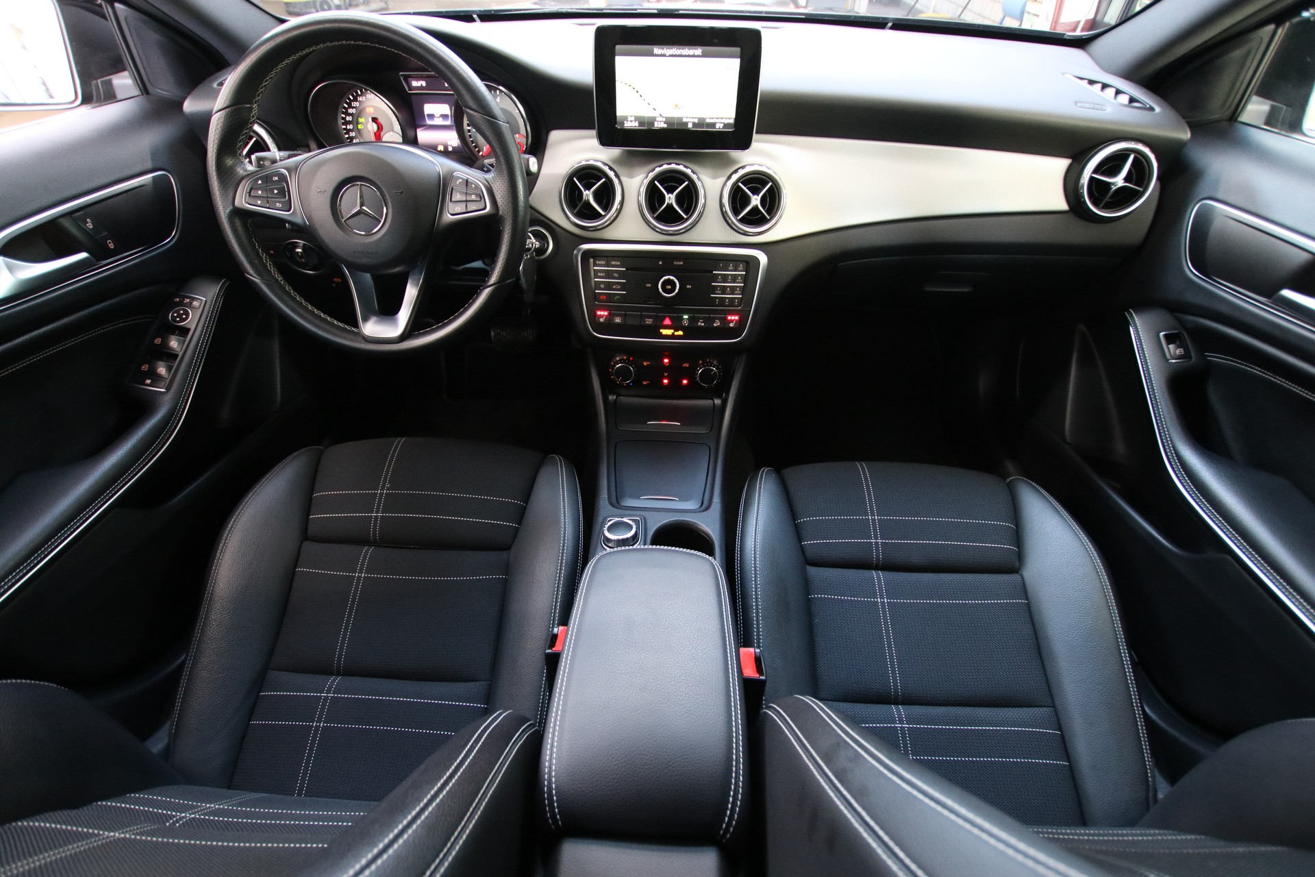 MERCEDES-BENZ GLA 200 CDI Swiss Star Edition Urban 4Matic 7G-DCT-image-9