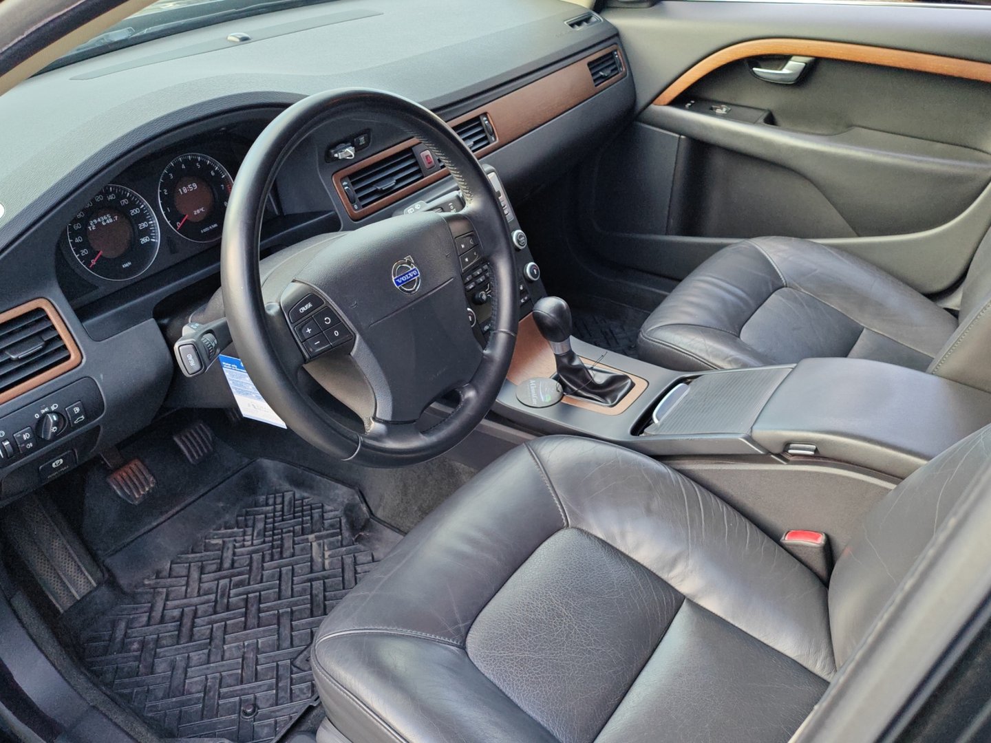 VOLVO V70 2.5T Summum – 200 ch – Cuir, sièges chauffants, barres de toit [Expertisé]-image-13