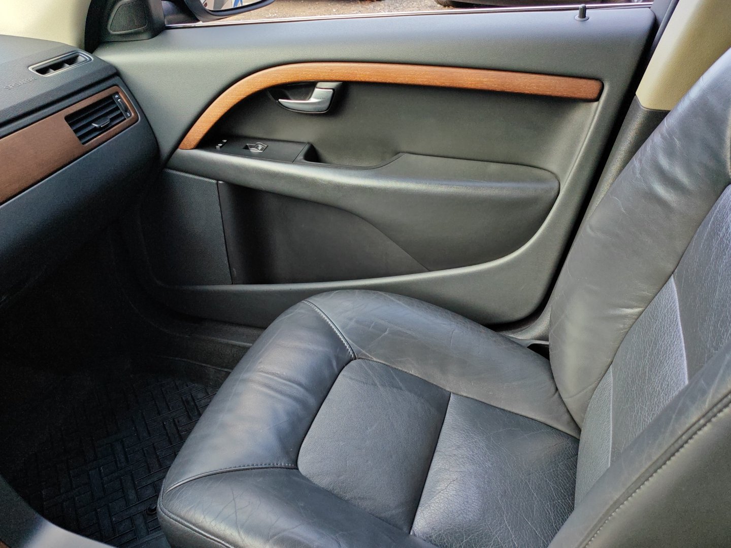 VOLVO V70 2.5T Summum – 200 ch – Cuir, sièges chauffants, barres de toit [Expertisé]-image-14