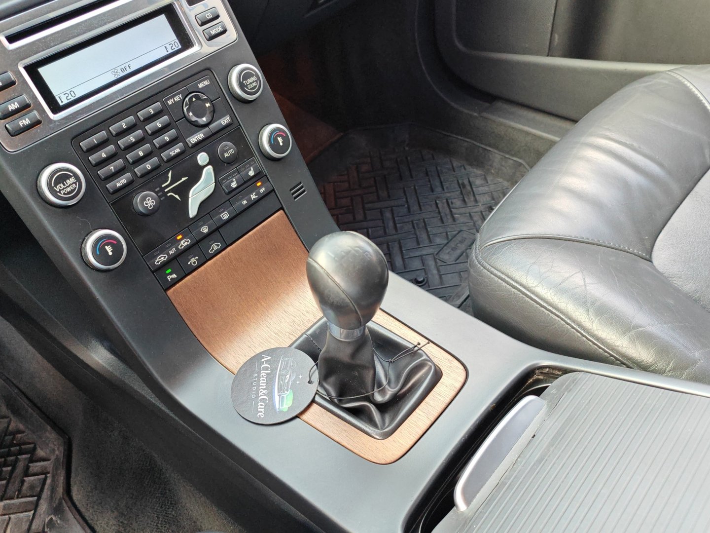 VOLVO V70 2.5T Summum – 200 ch – Cuir, sièges chauffants, barres de toit [Expertisé]-image-15