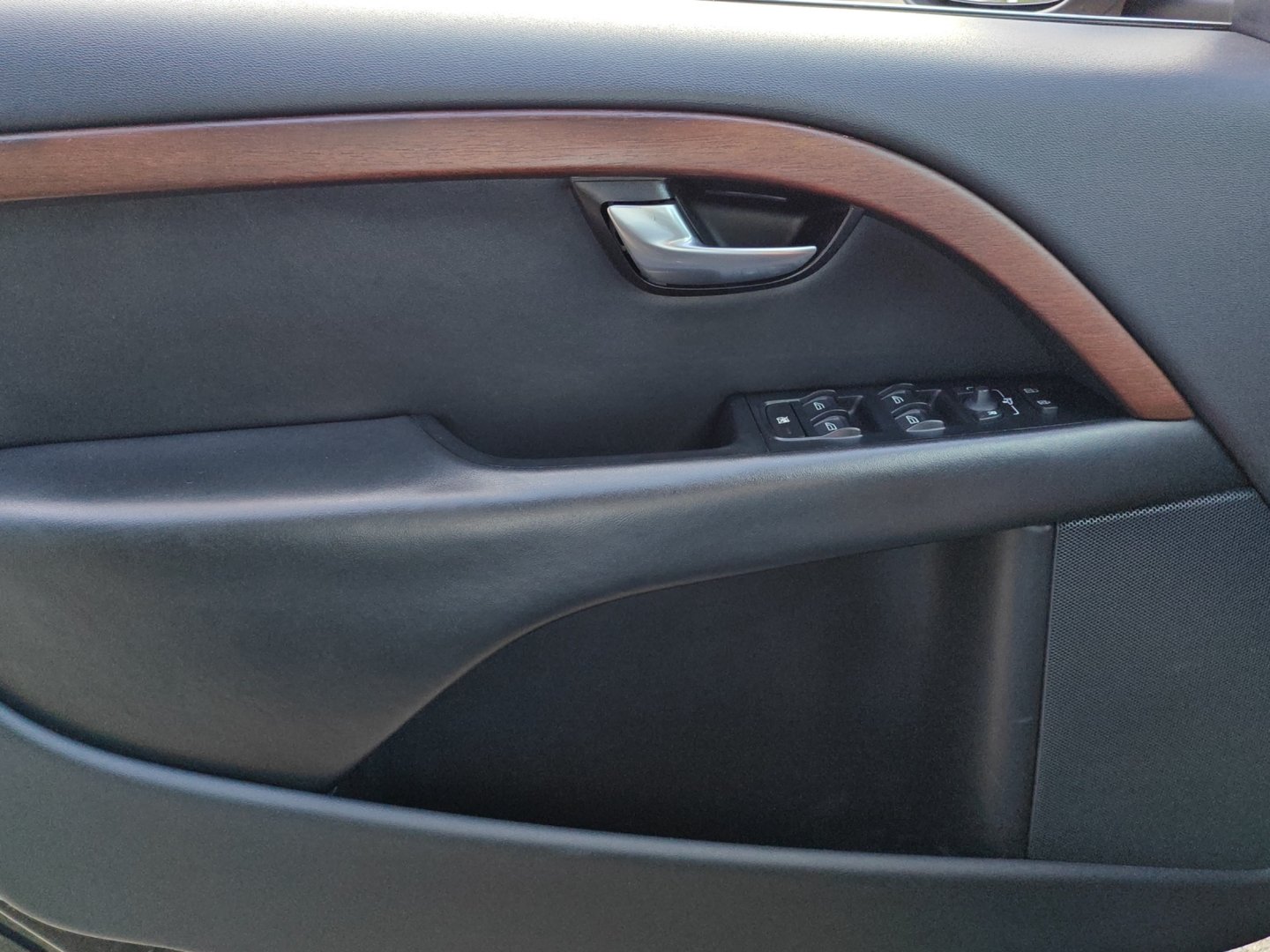 VOLVO V70 2.5T Summum – 200 ch – Cuir, sièges chauffants, barres de toit [Expertisé]-image-18