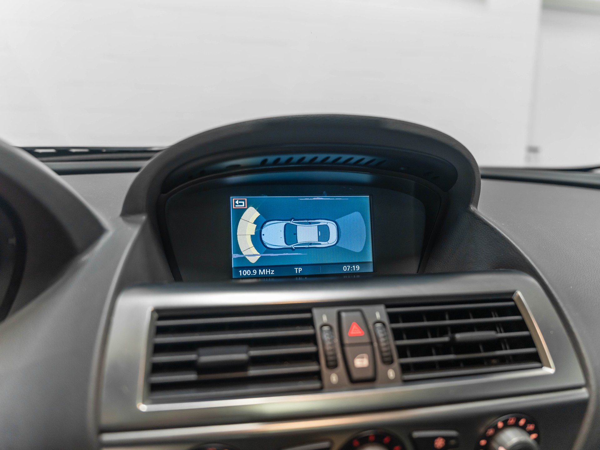 BMW 645i-image-30