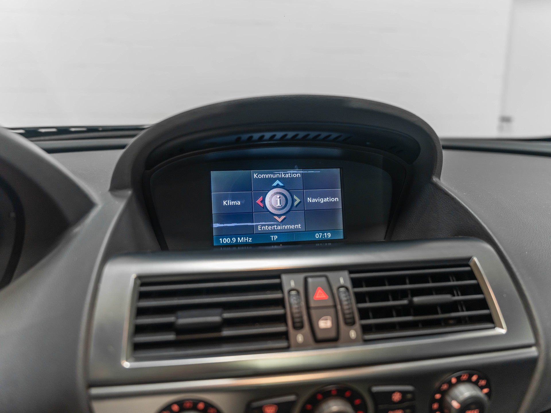 BMW 645i-image-29