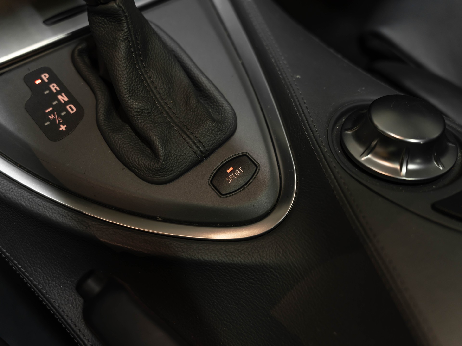 BMW 645i-image-24