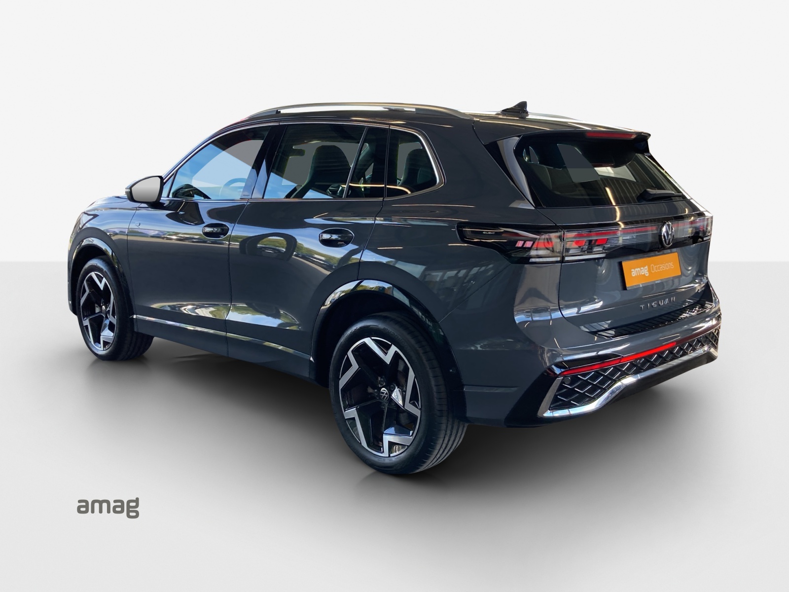VW Tiguan 2.0 TSI DSG R-Line 4Motion-image-2