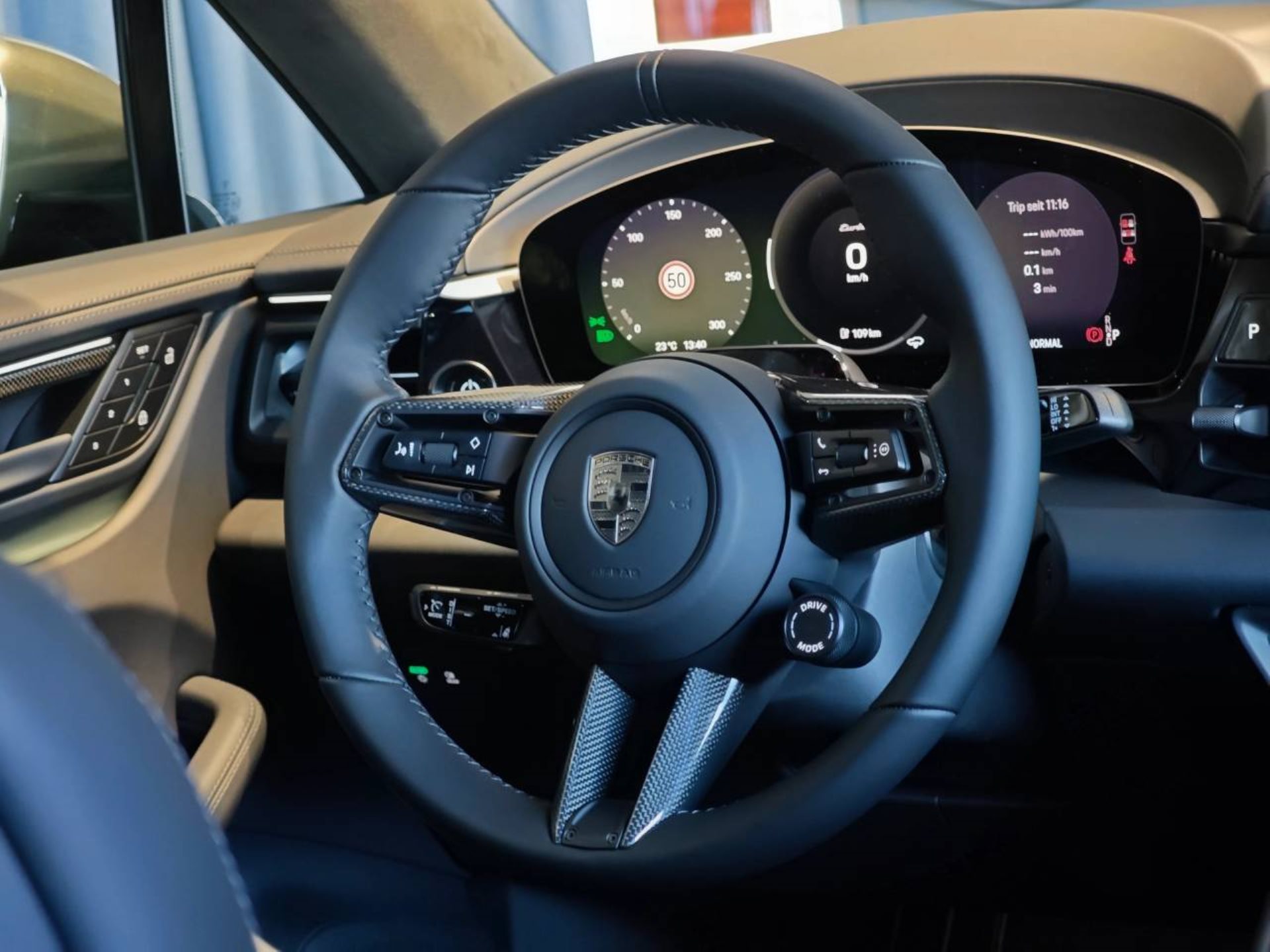 PORSCHE Macan Turbo-image-15