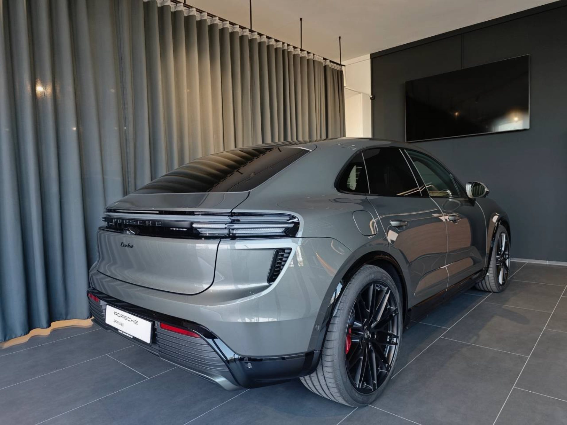 PORSCHE Macan Turbo-image-2