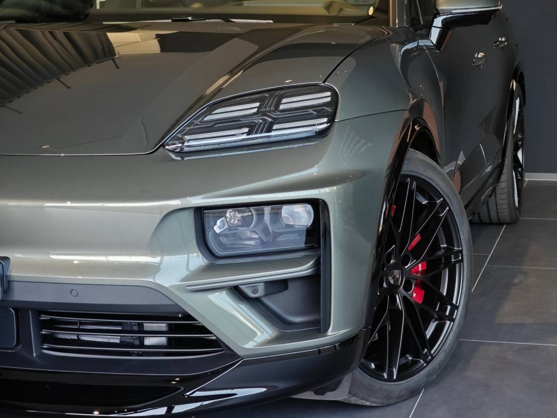 PORSCHE Macan Turbo-image-28