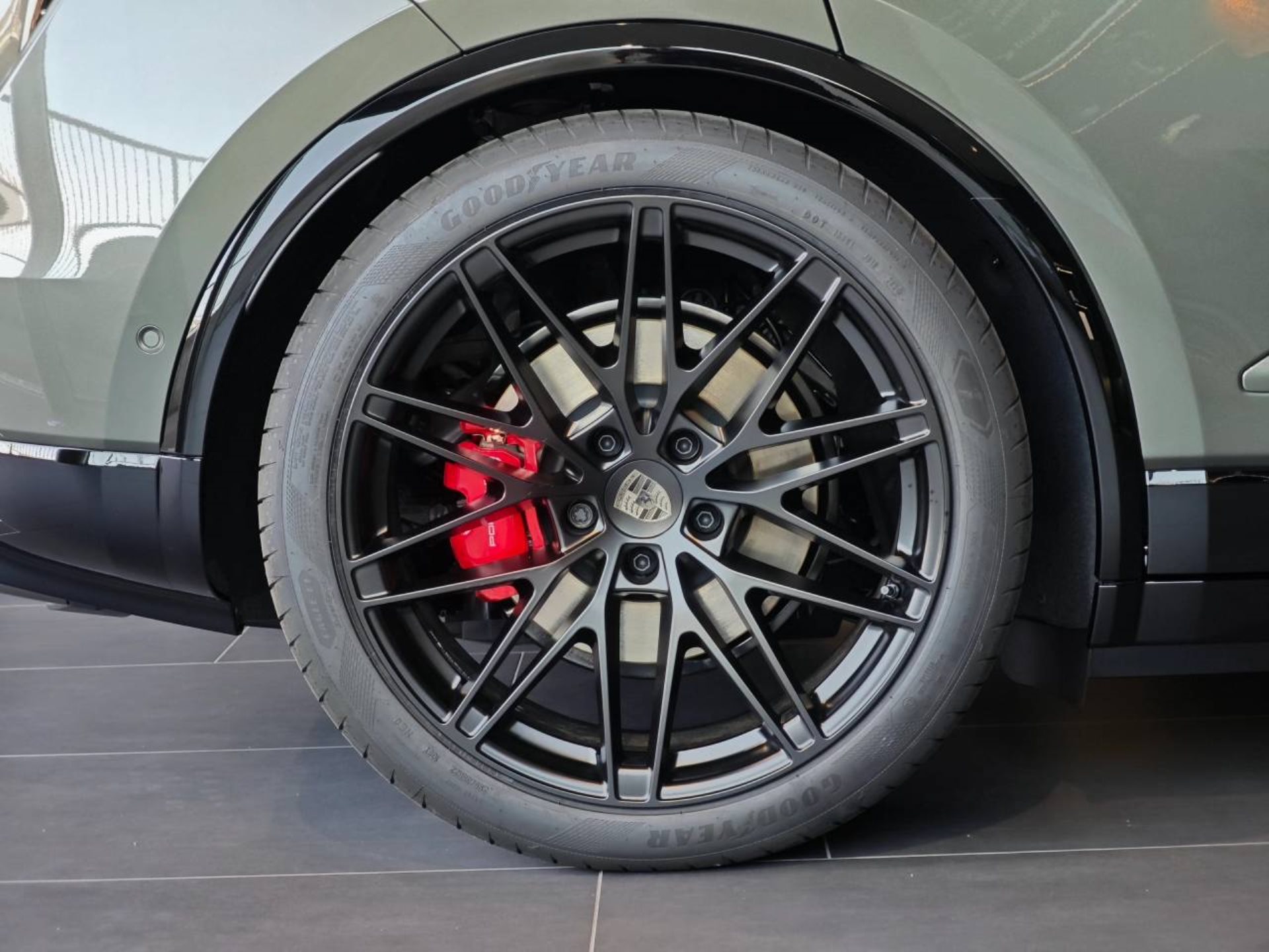 PORSCHE Macan Turbo-image-14