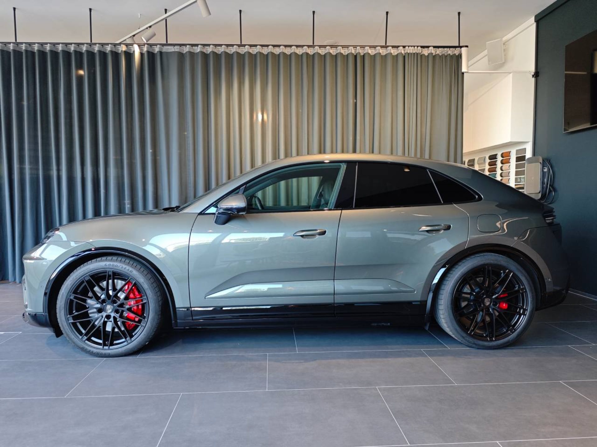 PORSCHE Macan Turbo-image-1