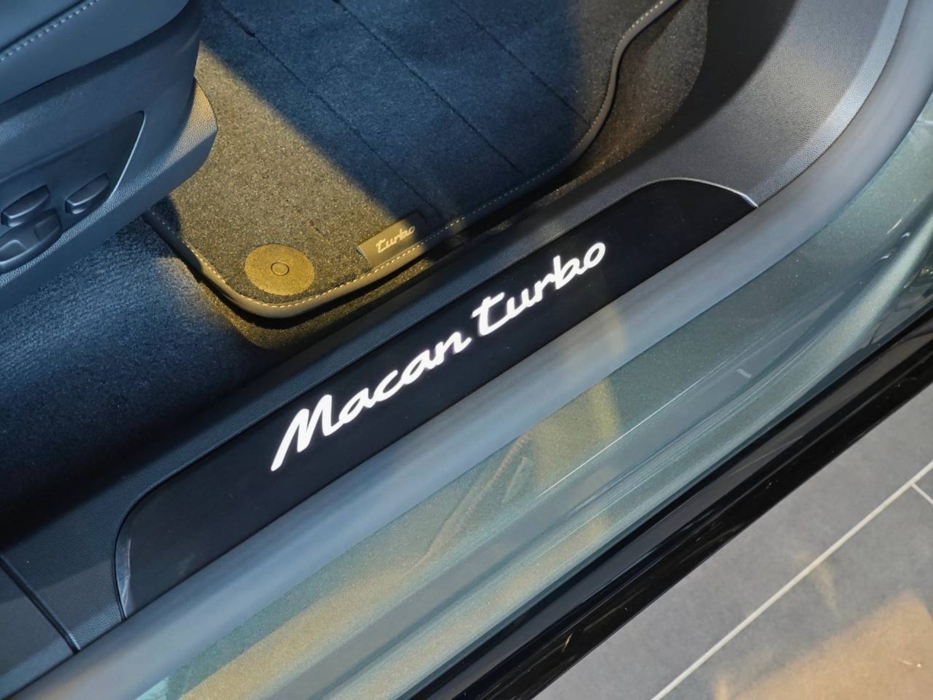 PORSCHE Macan Turbo-image-31
