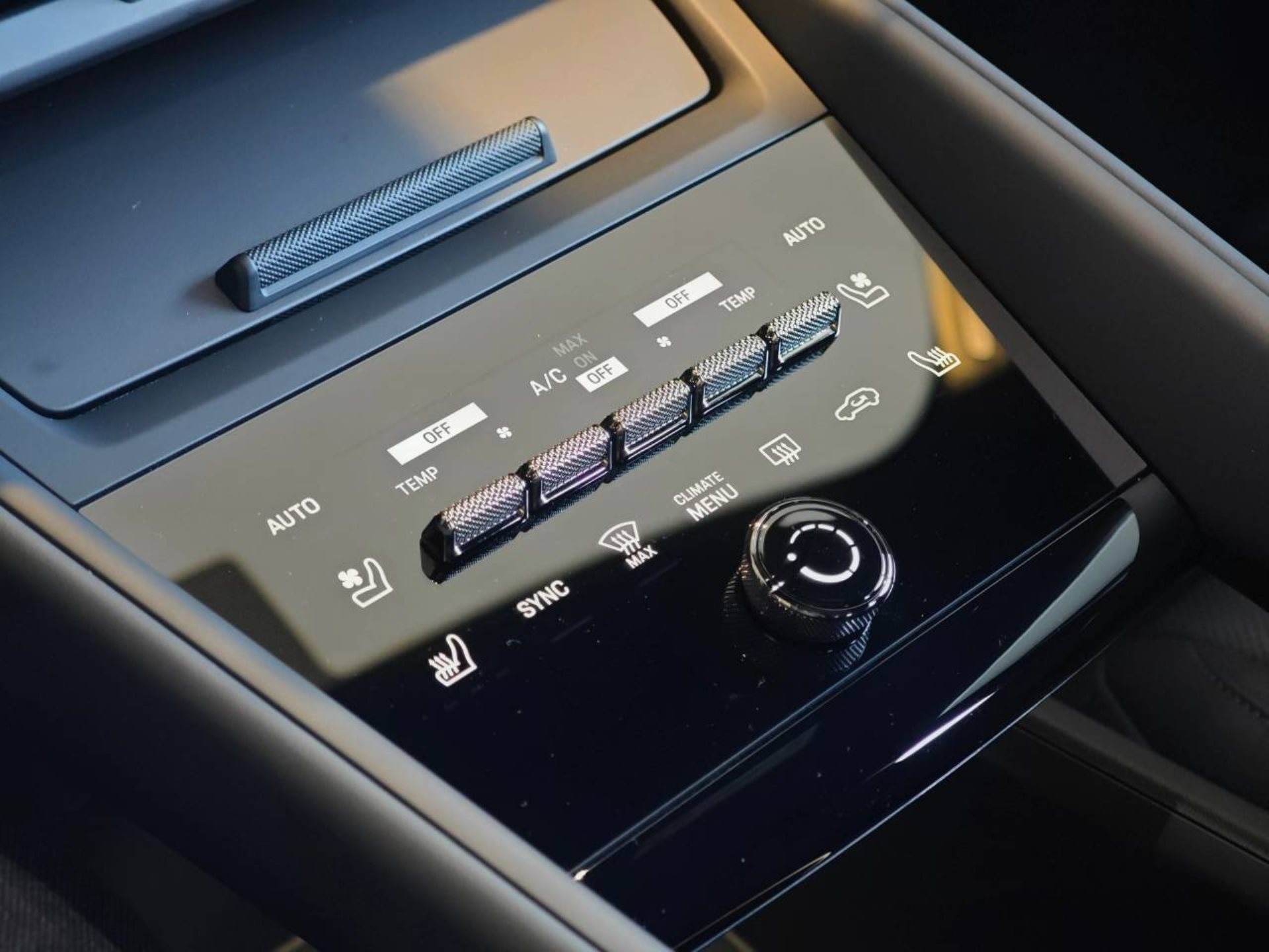 PORSCHE Macan Turbo-image-17
