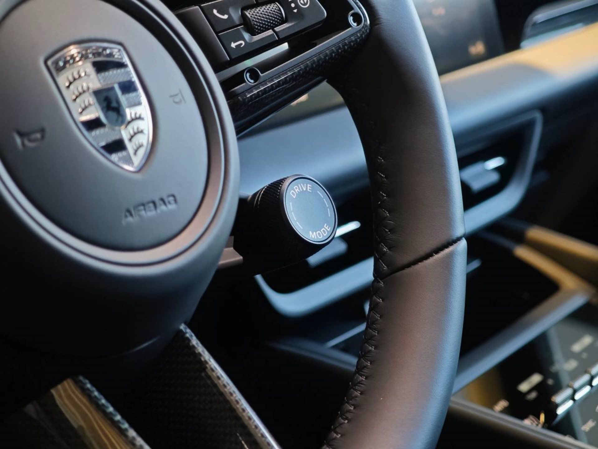 PORSCHE Macan Turbo-image-4