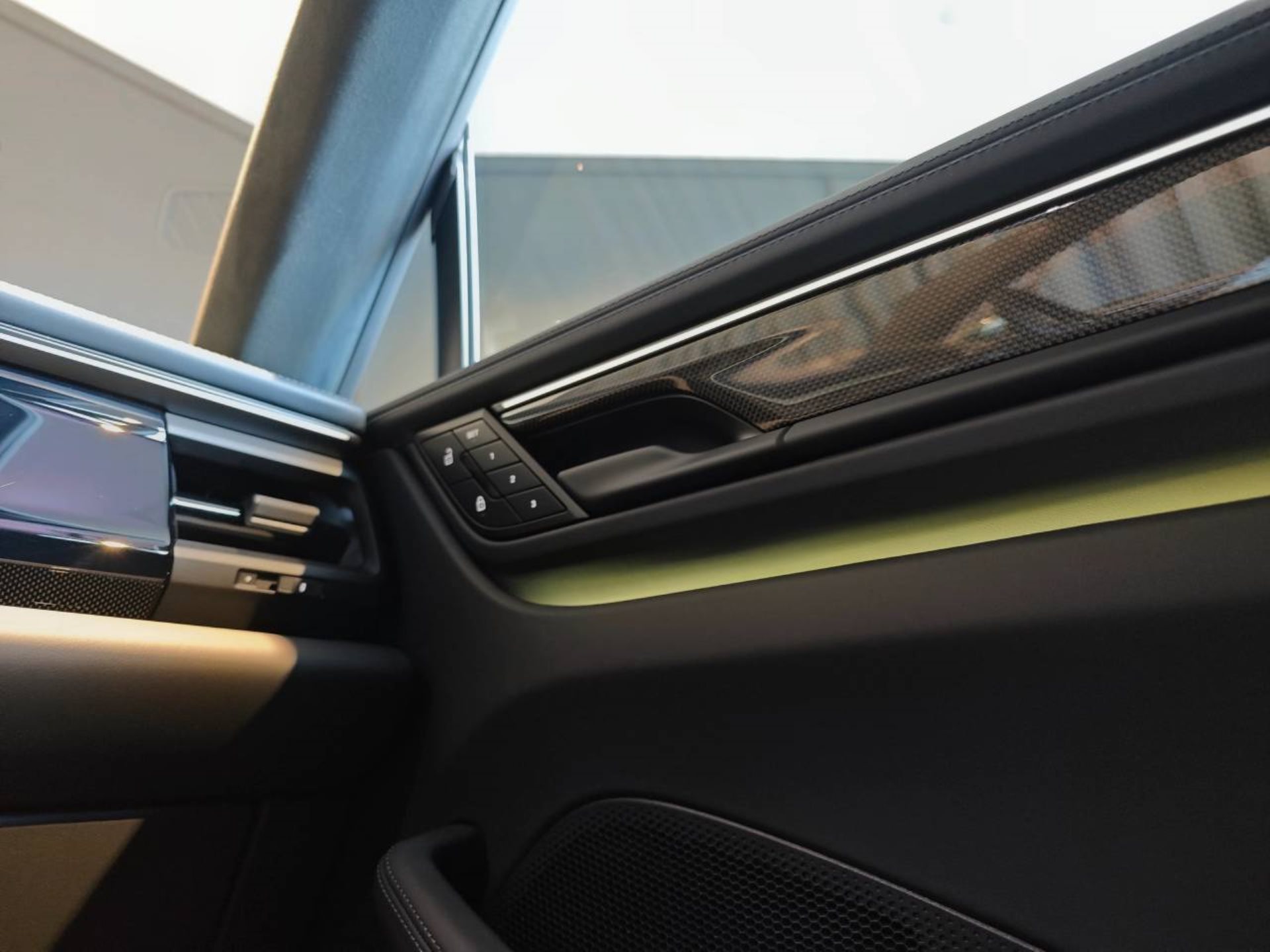 PORSCHE Macan Turbo-image-22