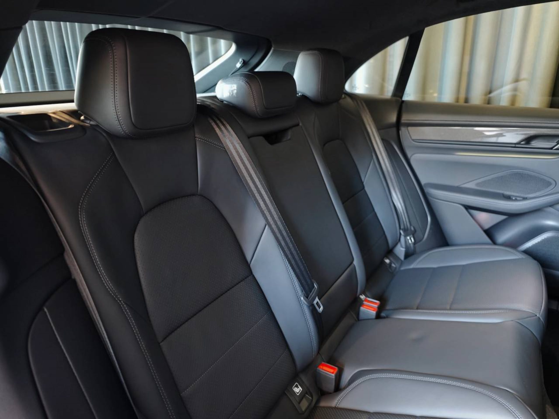 PORSCHE Macan Turbo-image-19