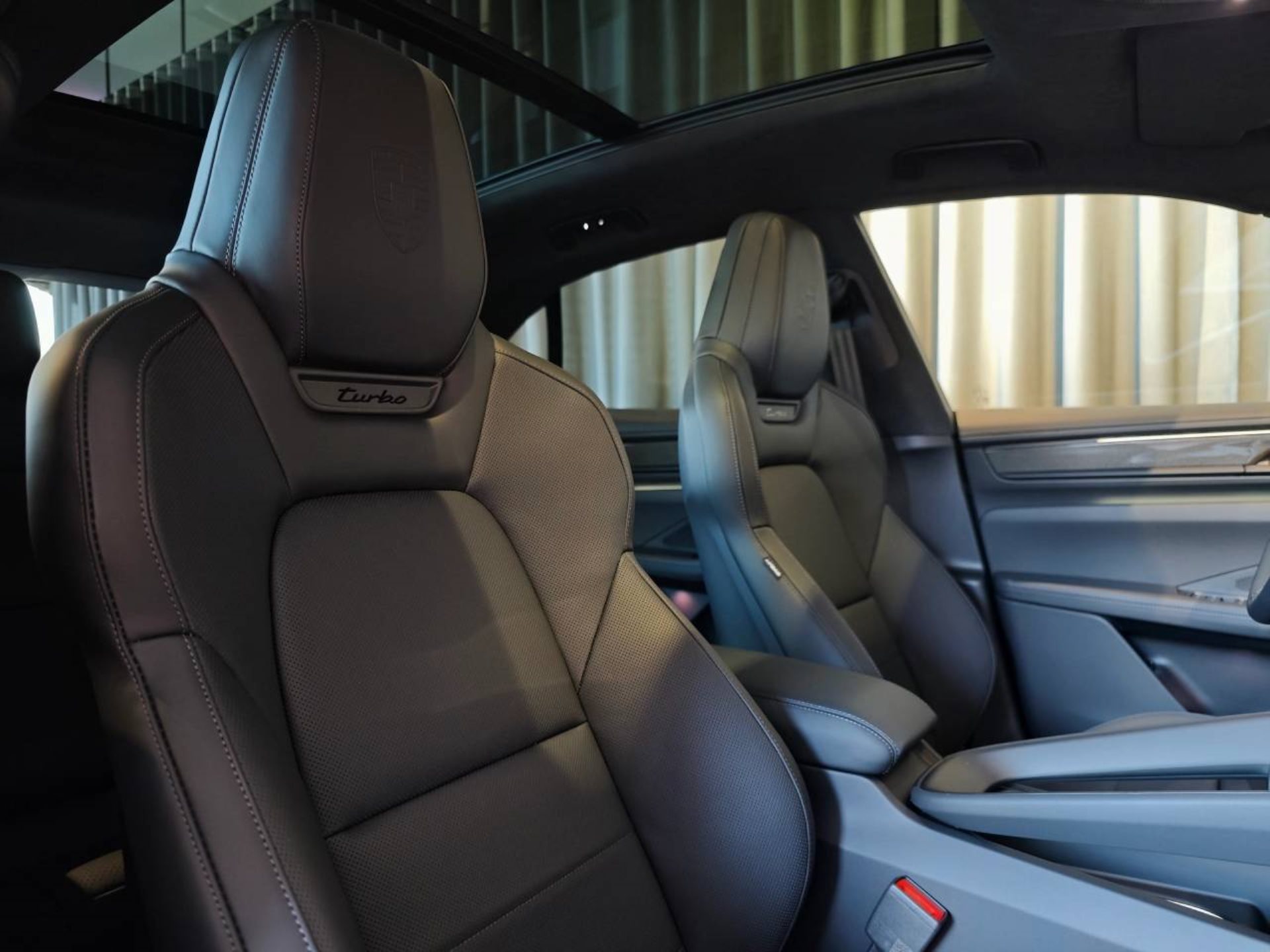 PORSCHE Macan Turbo-image-18