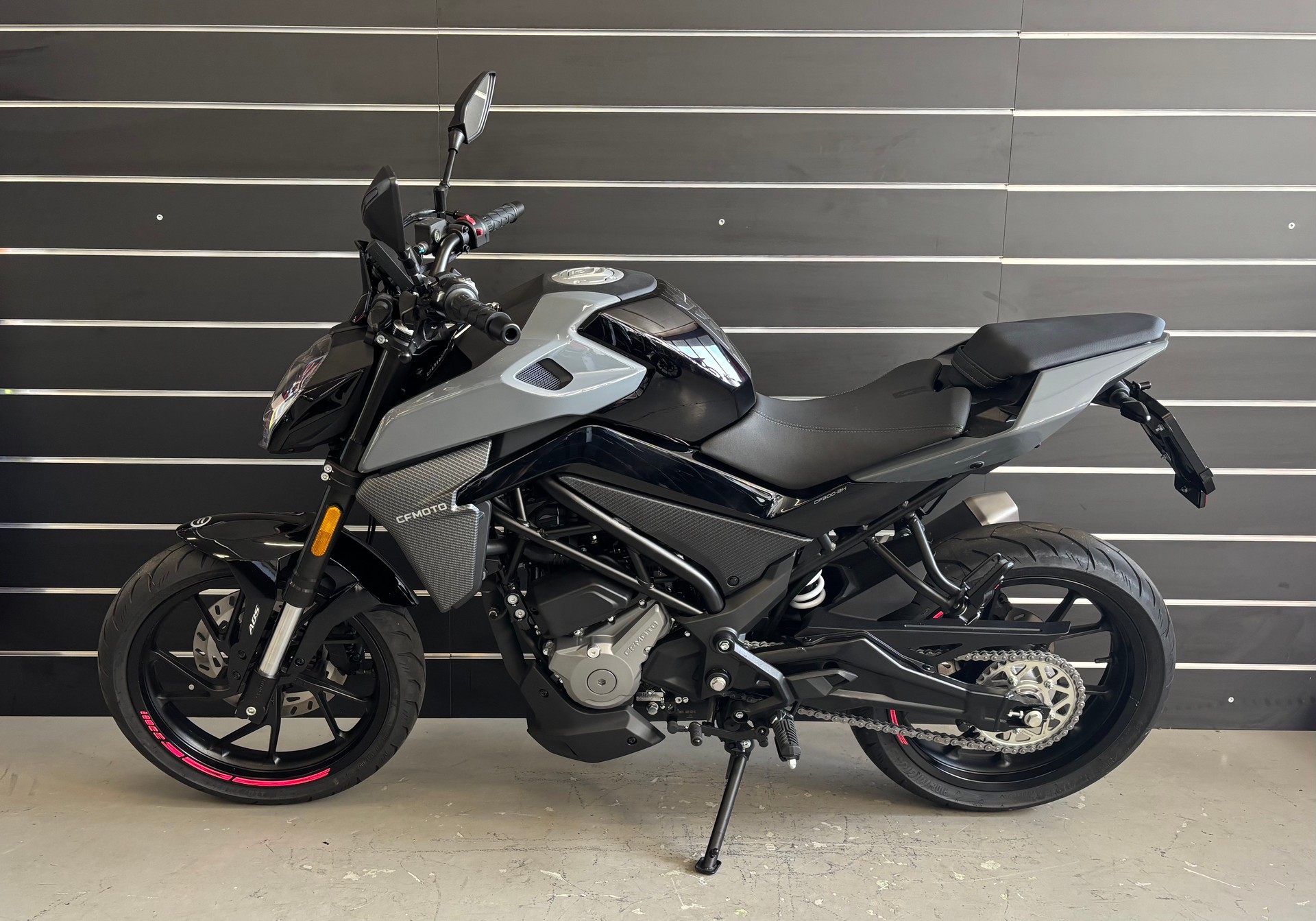 CF MOTO 300NK-showroom-element-1