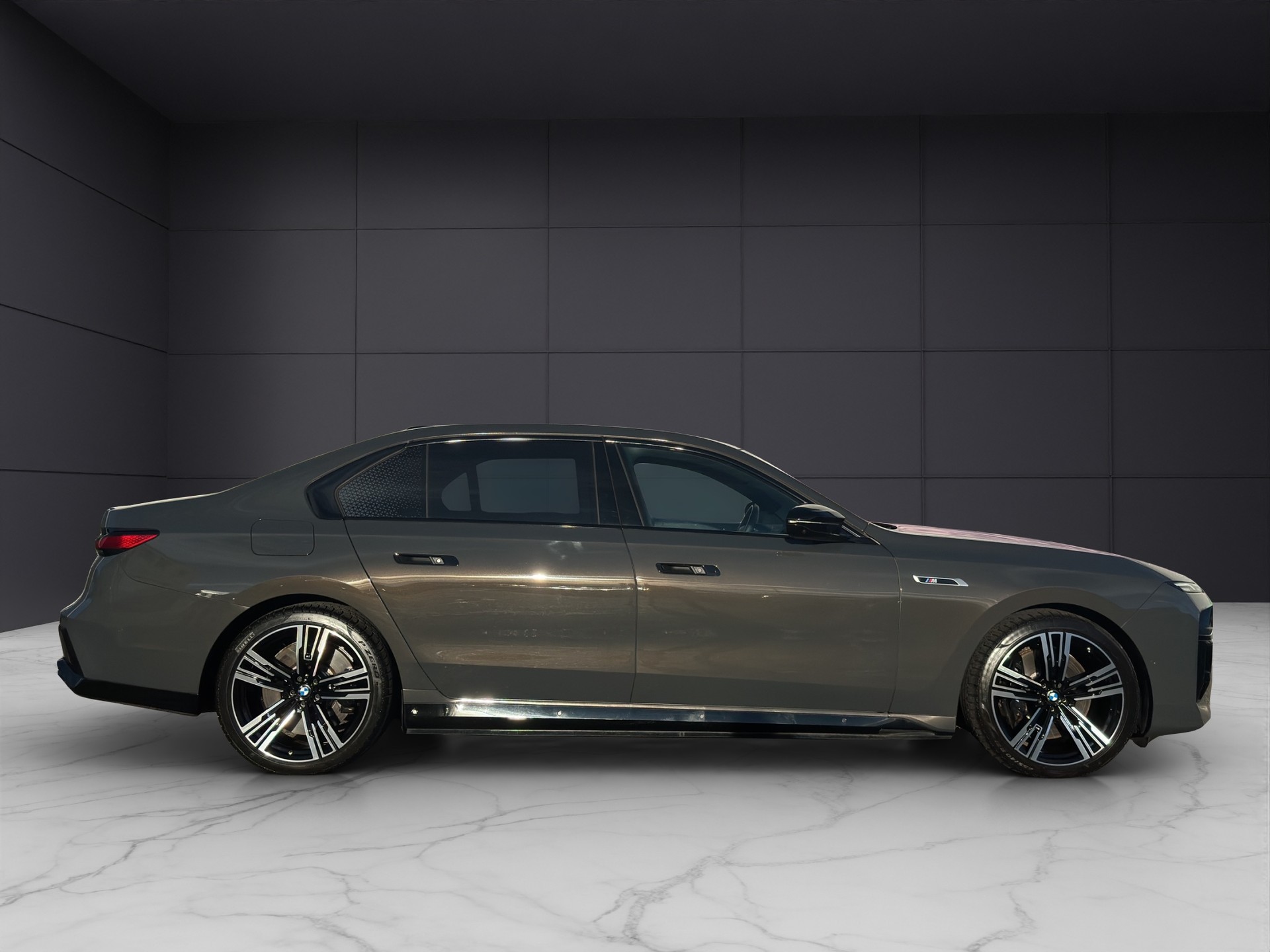 BMW M760e xDrive Steptronic-image-6