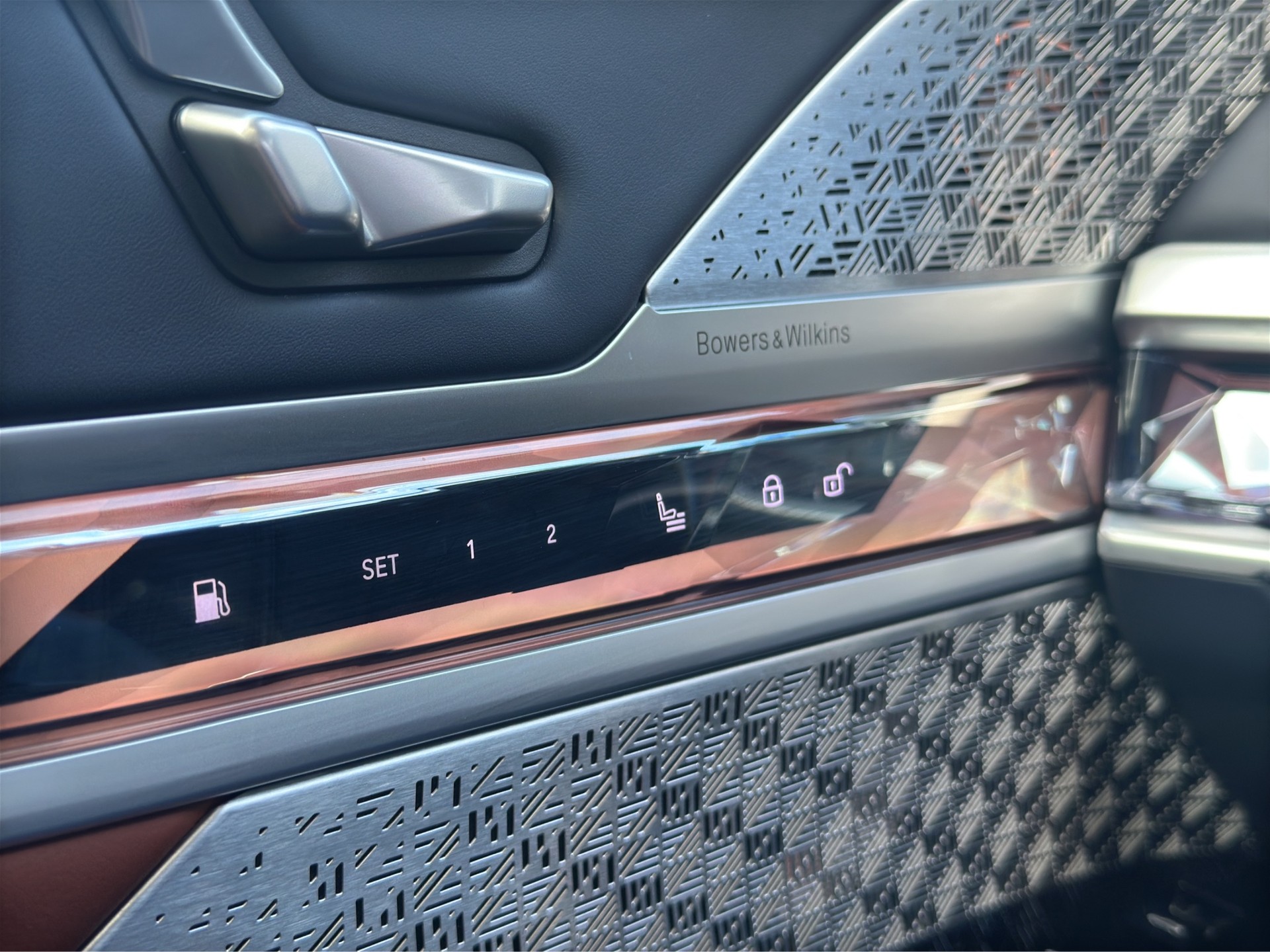 BMW M760e xDrive Steptronic-image-14