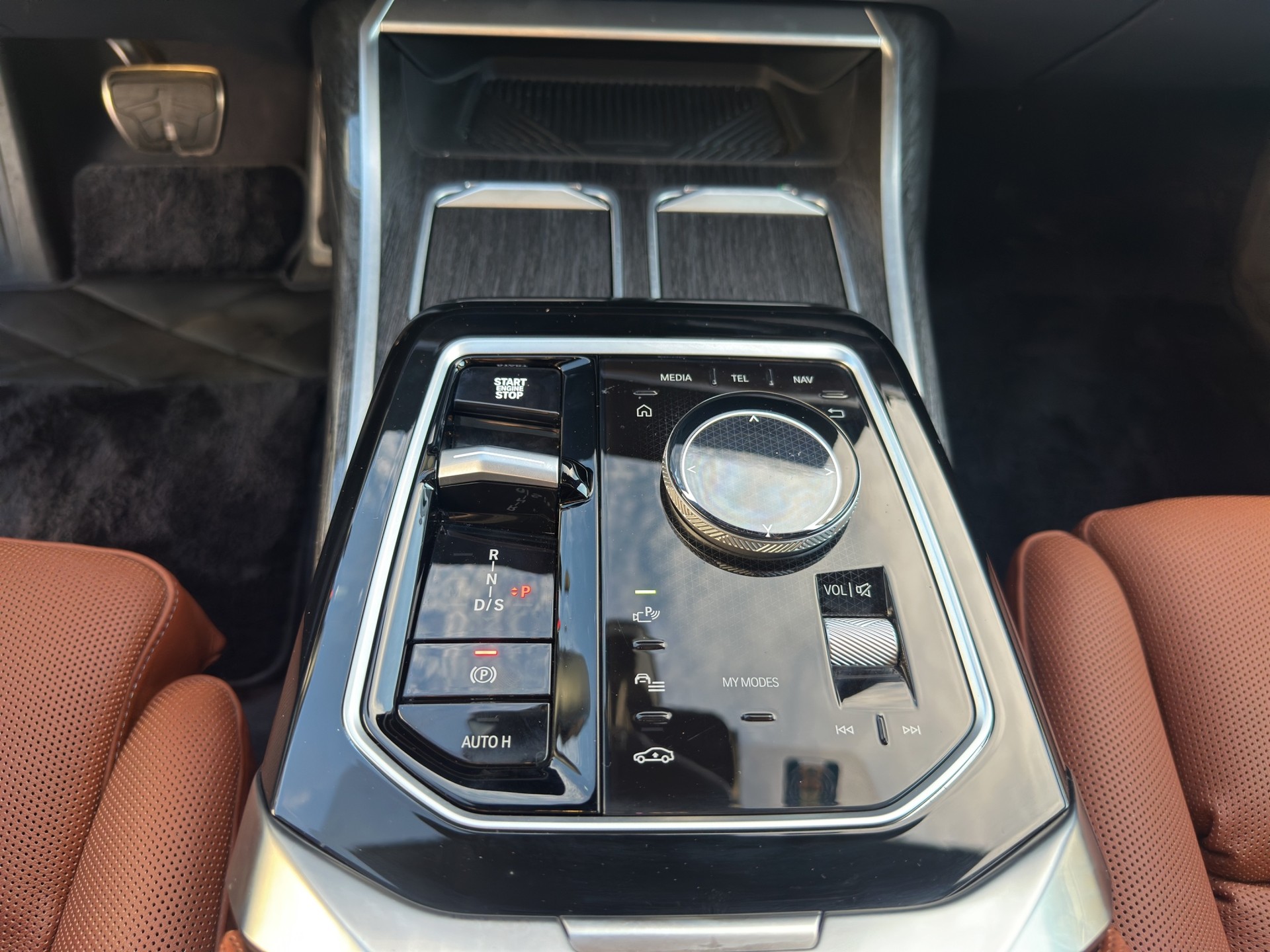 BMW M760e xDrive Steptronic-image-24