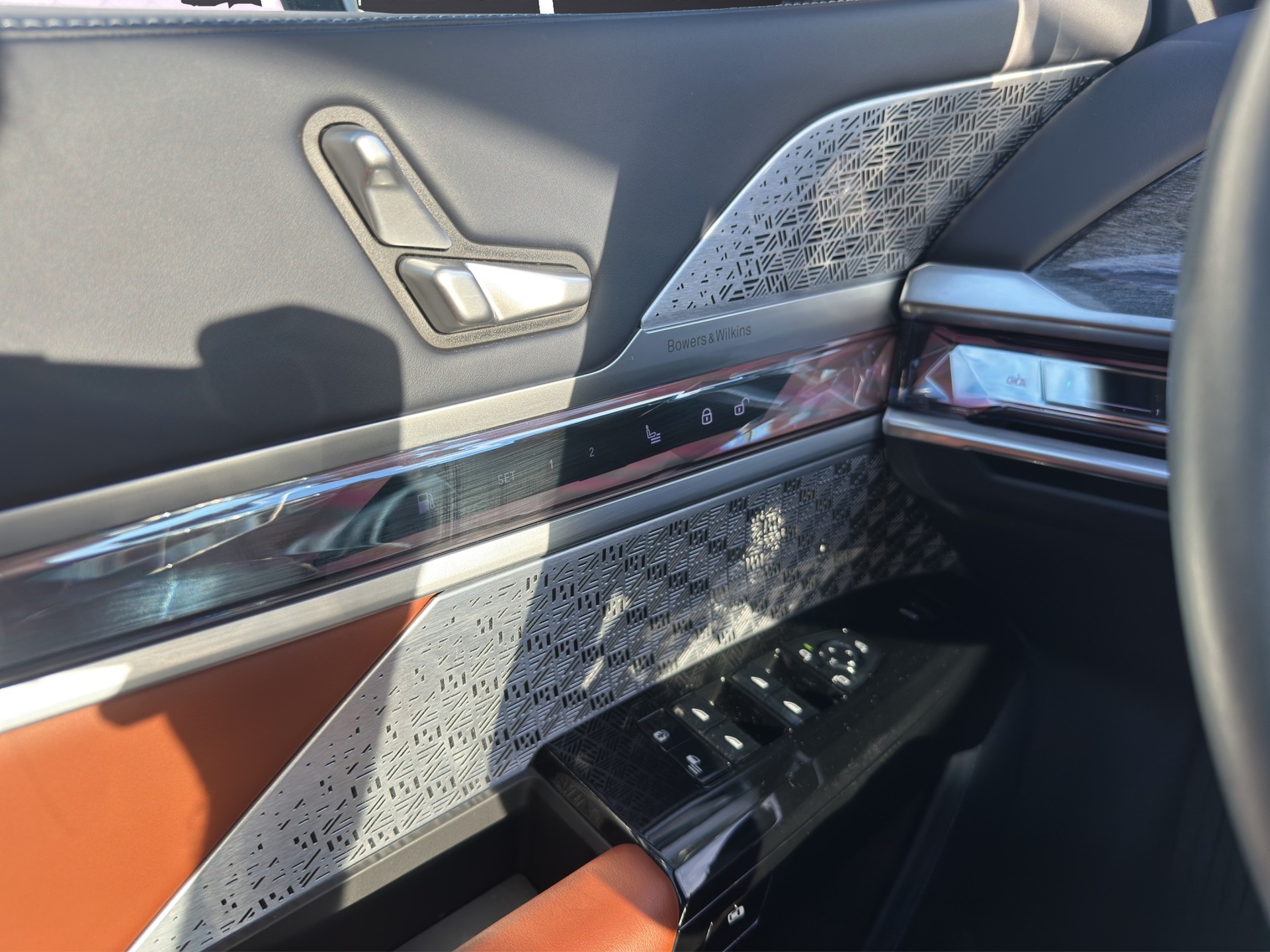 BMW M760e xDrive Steptronic-image-13