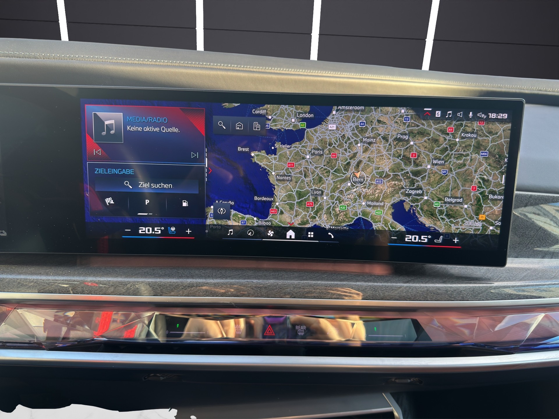 BMW M760e xDrive Steptronic-image-25