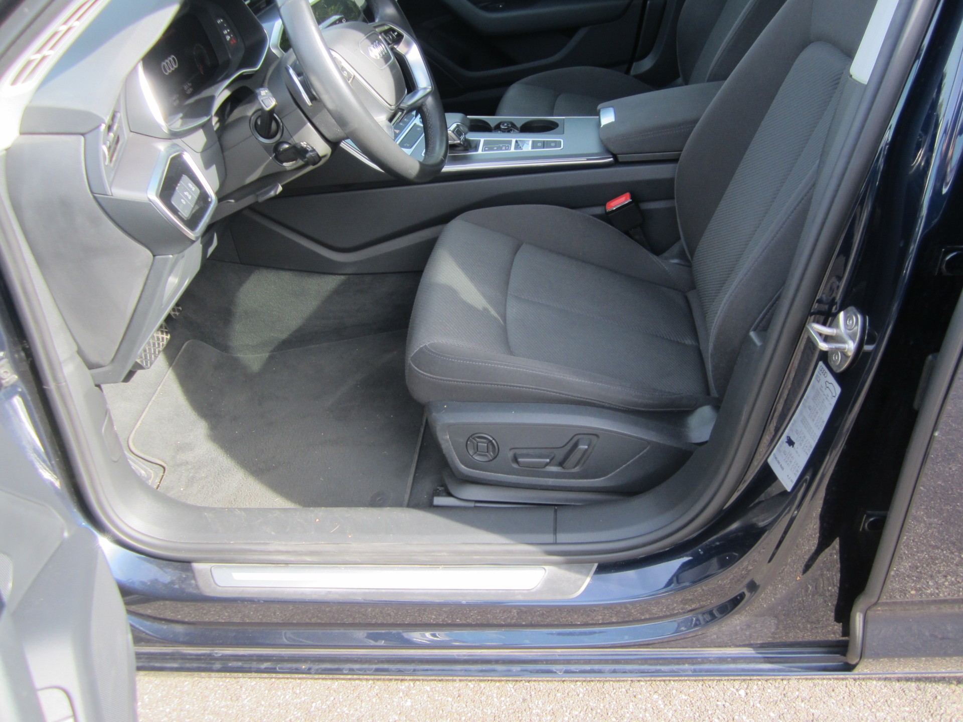 AUDI A6 Avant 40 TDI Attraction quattro S-tronic-image-9