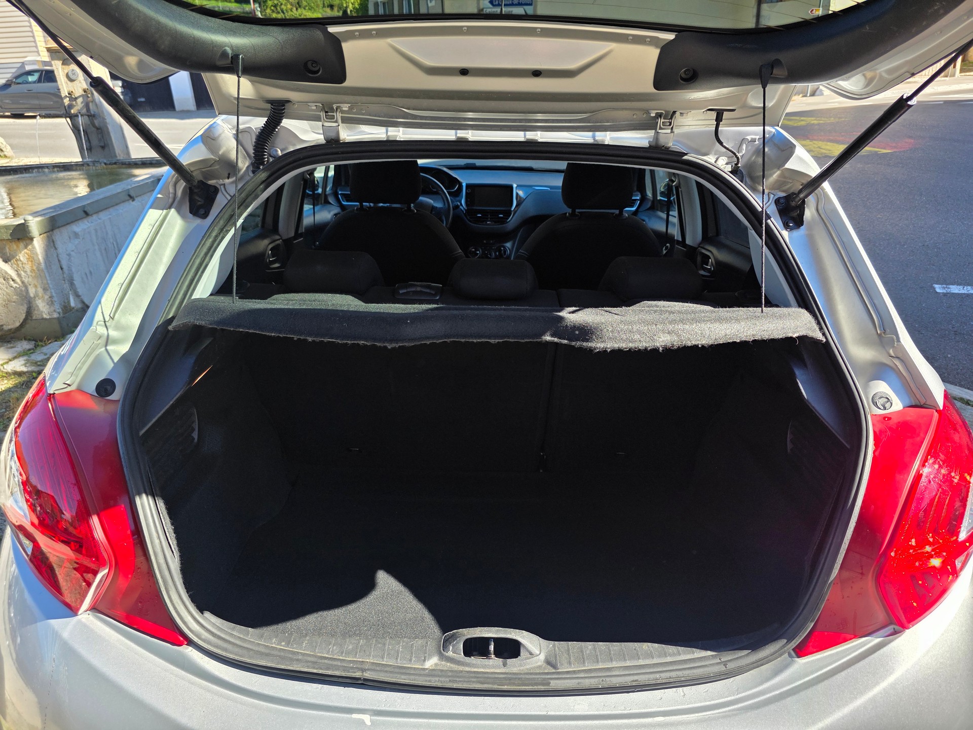 PEUGEOT 208 1.2 VTI Style-image-10