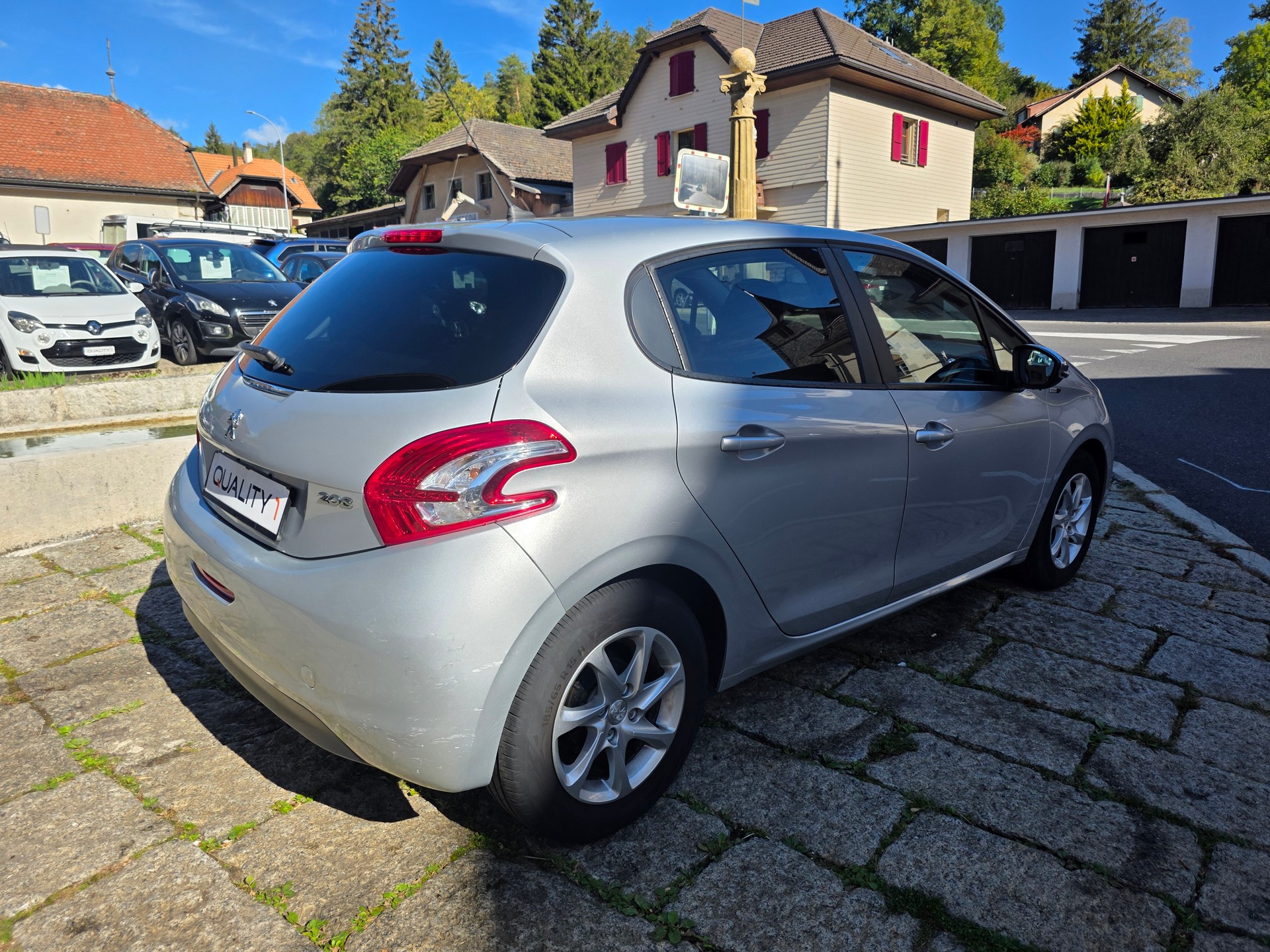 PEUGEOT 208 1.2 VTI Style-image-3