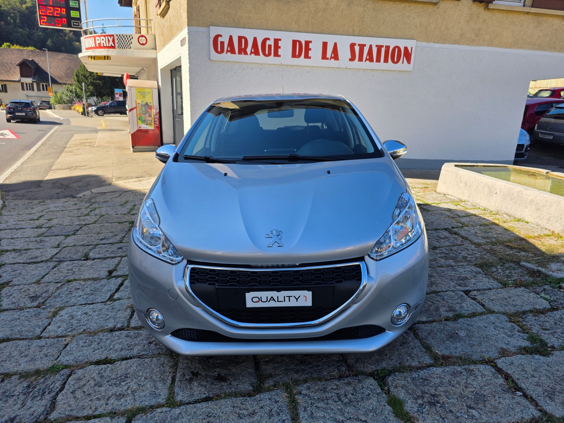 PEUGEOT 208 1.2 VTI Style-image-1