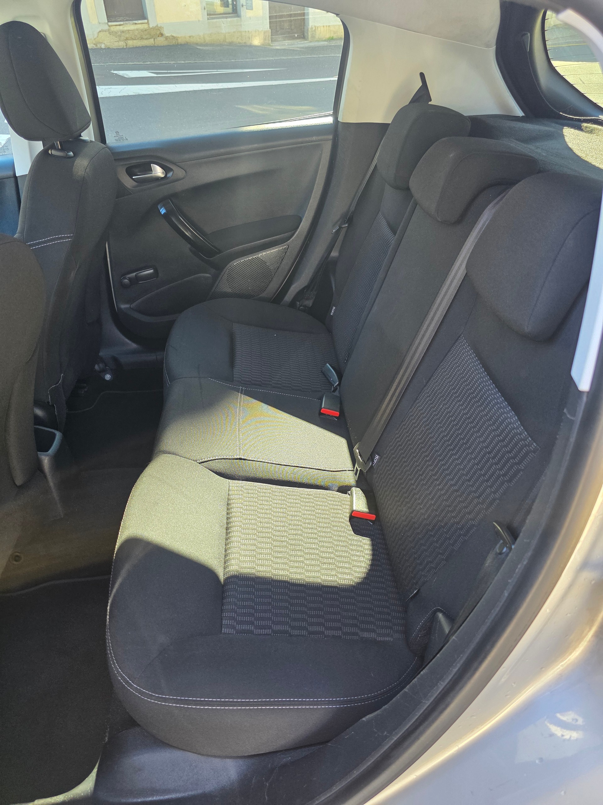 PEUGEOT 208 1.2 VTI Style-image-9
