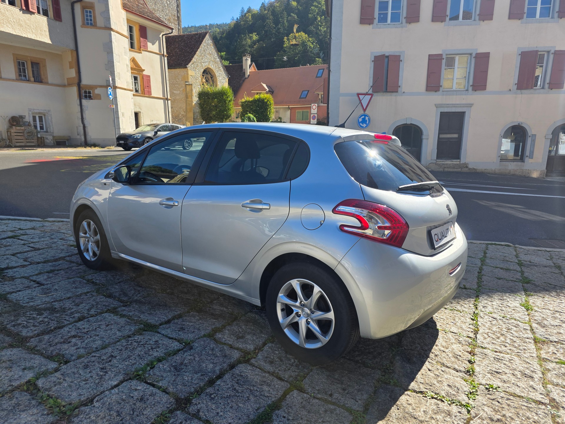 PEUGEOT 208 1.2 VTI Style-image-5