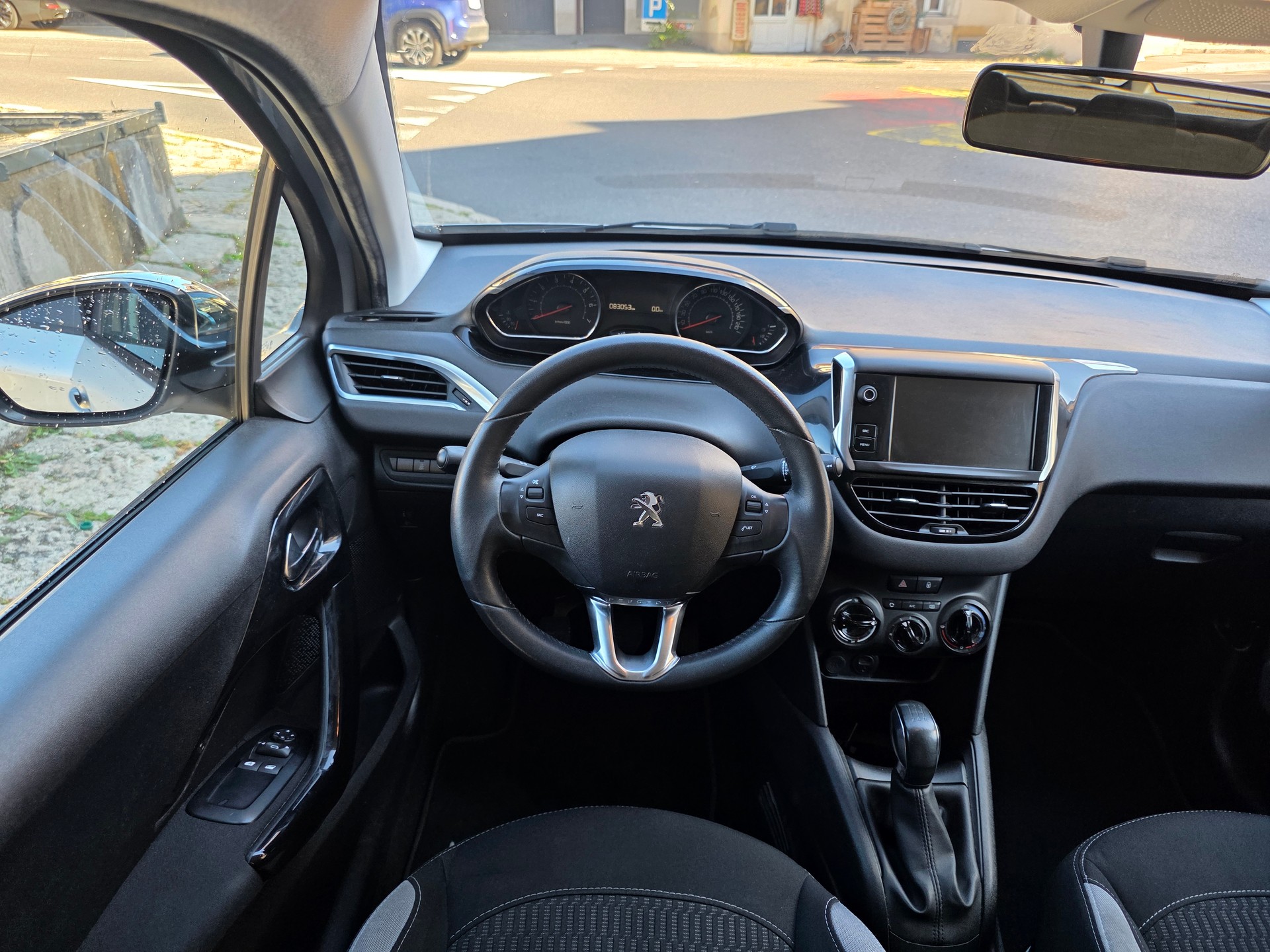 PEUGEOT 208 1.2 VTI Style-image-6