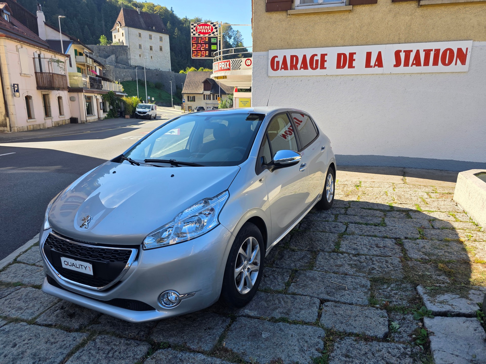 PEUGEOT 208 1.2 VTI Style-image-0